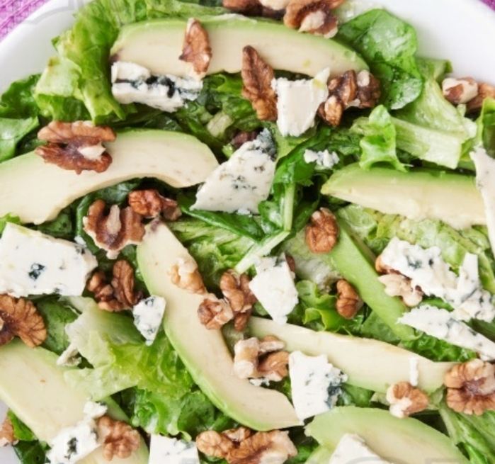 salat mit avocado lecker und mit hohen nährwerte gesunde ausgewogene ernährung avocado rezept ideen