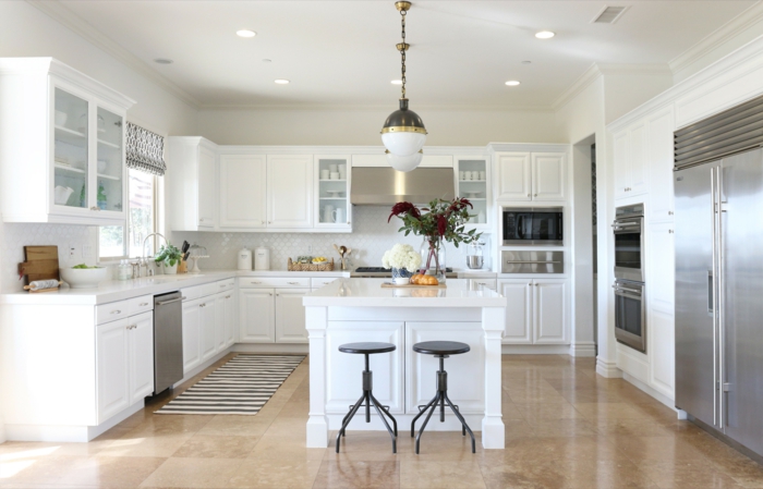 weiße Küche mit Marmorboden, Einrichtung im Industrial-Stil, zweiflügeliger Kühlschrank