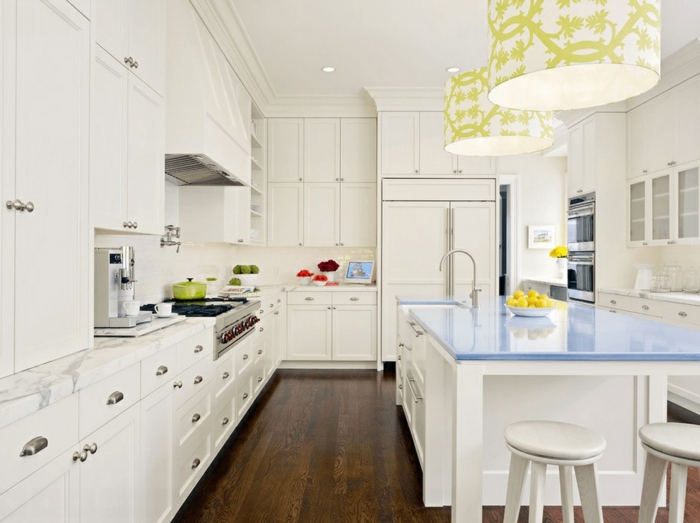 Küchen mit weißen Möbeln im Vintage-Stil, dunklem Laminatboden und hellblauem Küchentisch