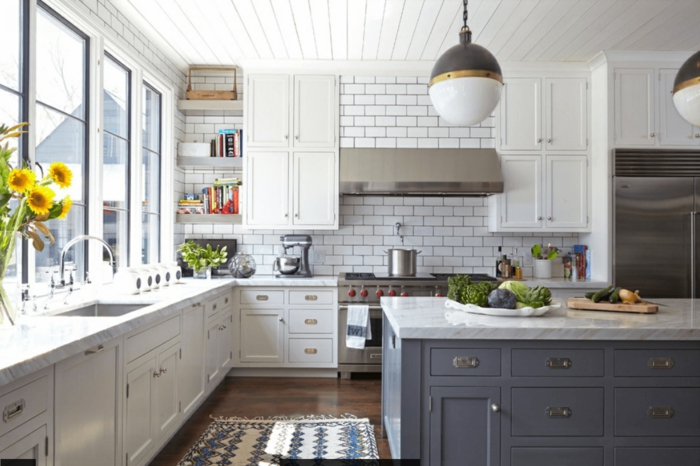 große Küche mit grauen Küchenfronten, Teppich in der Küche, Sonnenblumenstrauß