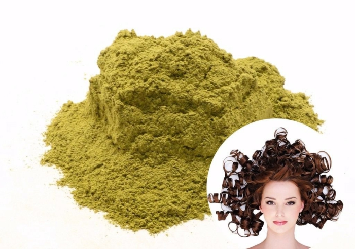 Henna, grünes Hennapulver für Haarmasken, Frau mit langen, dunklen, sehr lockigen Haaren