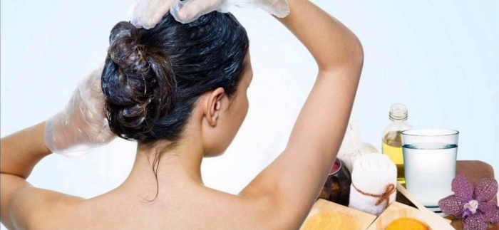 natürliche Mittel gegen Haarausfall, Kopfmassage mit ätherischen Ölen, Frau im Badezimmer, Haarmaske auftragen