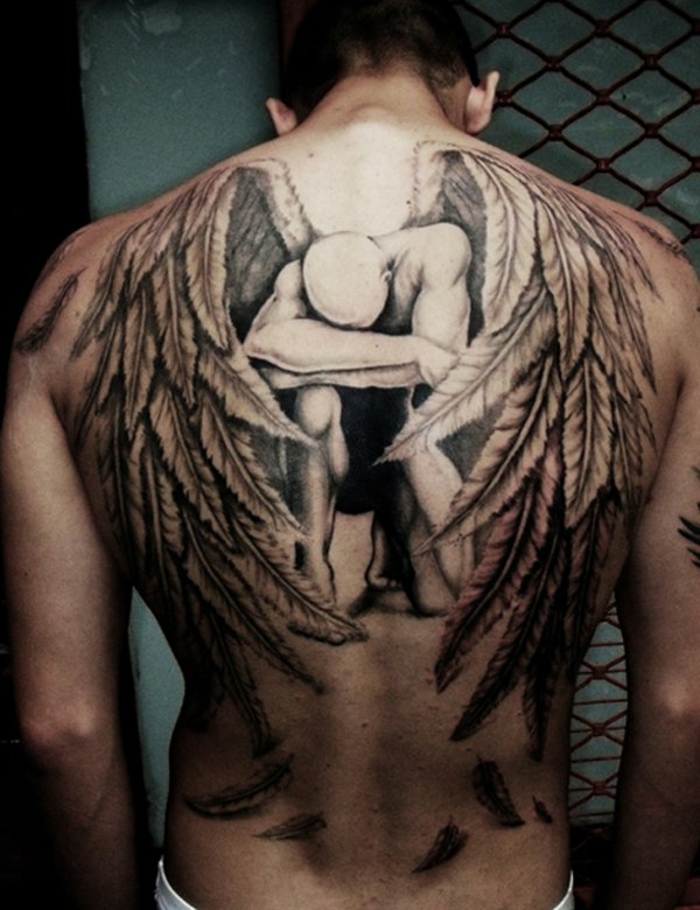noch ein mann mit einem märchenhaften schönen engel tattoo - hier ist ein großer trauriger engel mit flügeln 