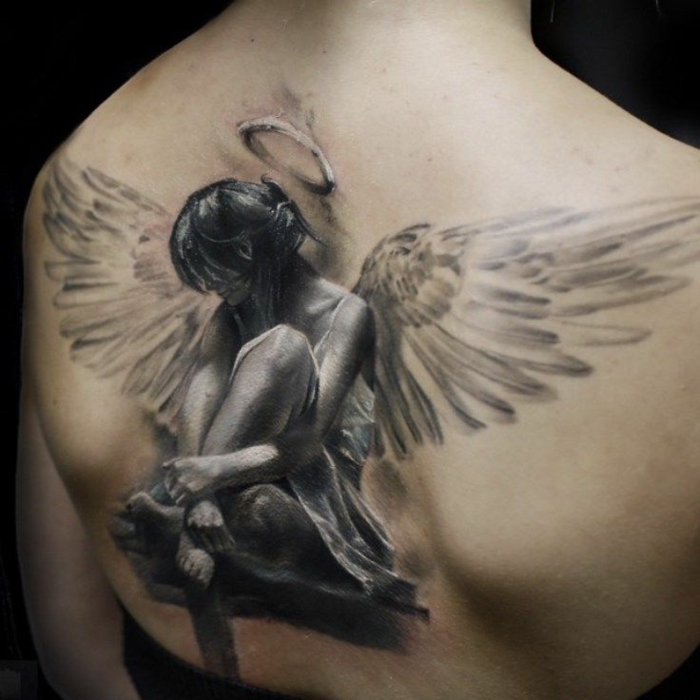hier zeigen wir ihnen eine idee für einen schwarzen tattoo - das ist ein tatoo engel - ein kleiner engel mit engelsflügeln