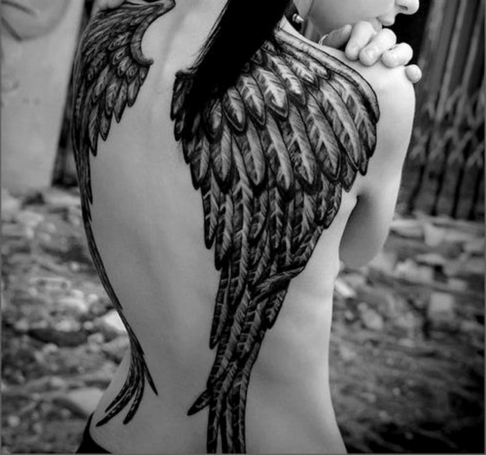 engelsflügel tattoo rücken - idee für einen engel tattoo mit langen federn 
