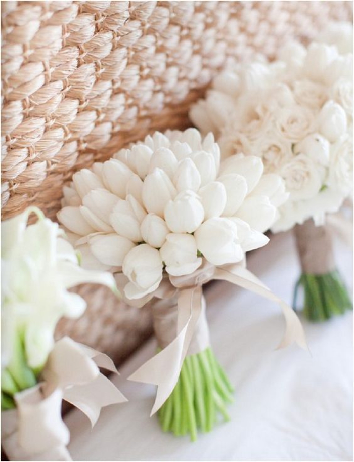 Hochzeitssträuße in Weiß, Tulpen, Rosen und Callas, mit Bändchen dekoriert