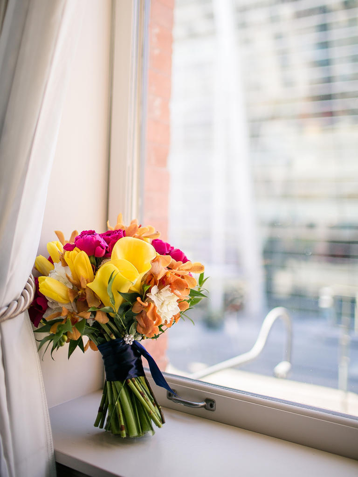 Biedermeierstrauß in Gelb und Rosa, vielfältige, bunte Blumen, schöne Ideen für Hochzeit