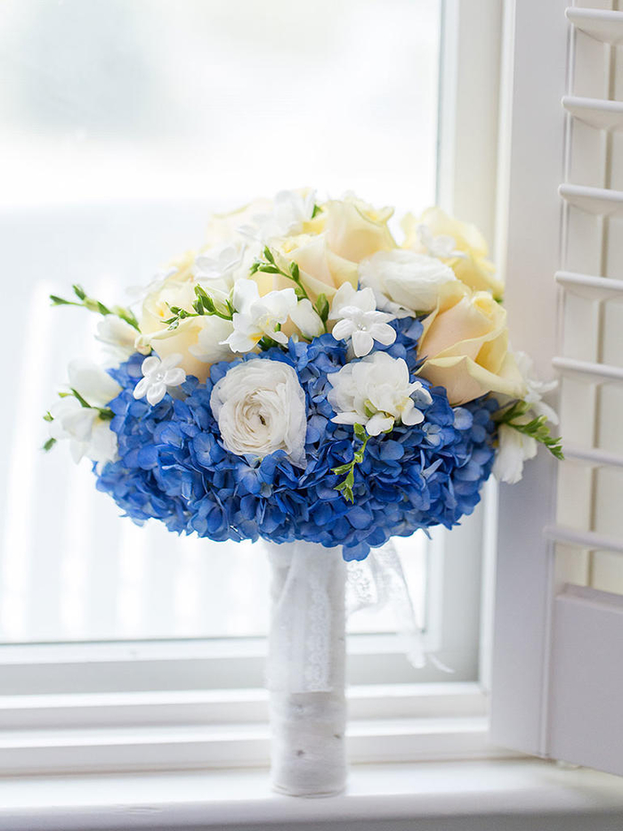 runder Hochzeitsstrauß in Blau, Gelb und Weiß, Rosen, Hortensien und Freesien