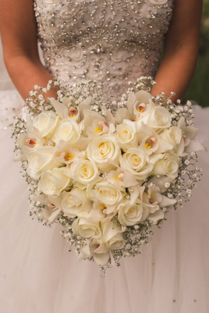 Hochzeitsstrauß in Herzform, weiße Rosen und Orchideen, schön und romantisch