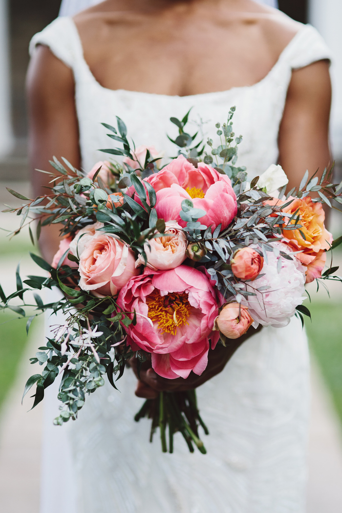 schöner Hochzeitsstrauß, Pfingstrosen und Rosen, natürlich und zart