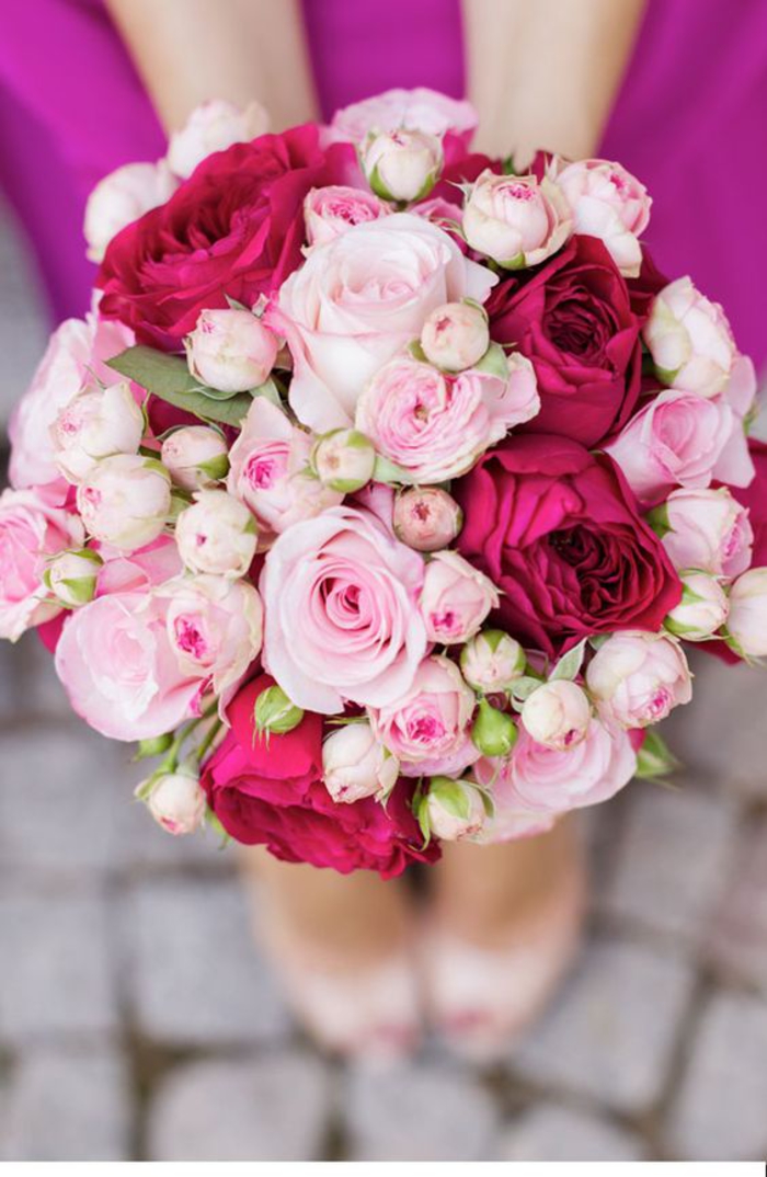 runder Hochzeitsstrauß, rote und rosa Rosen, klassischer Brautstrauß