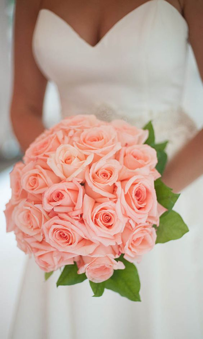 runder Hochzeitsstrauß, rosa Rosen, klassischer Biedermeierstrauß