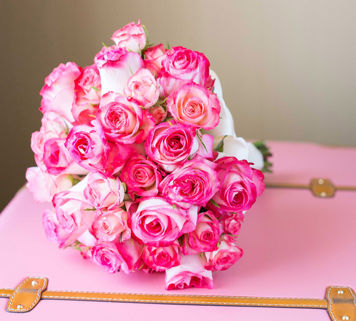 runder Hochzeitsstrauß, rosa Rosen, klassischer Biedermeierstrauß, schöne Ideen für Hochzeit in Rosa
