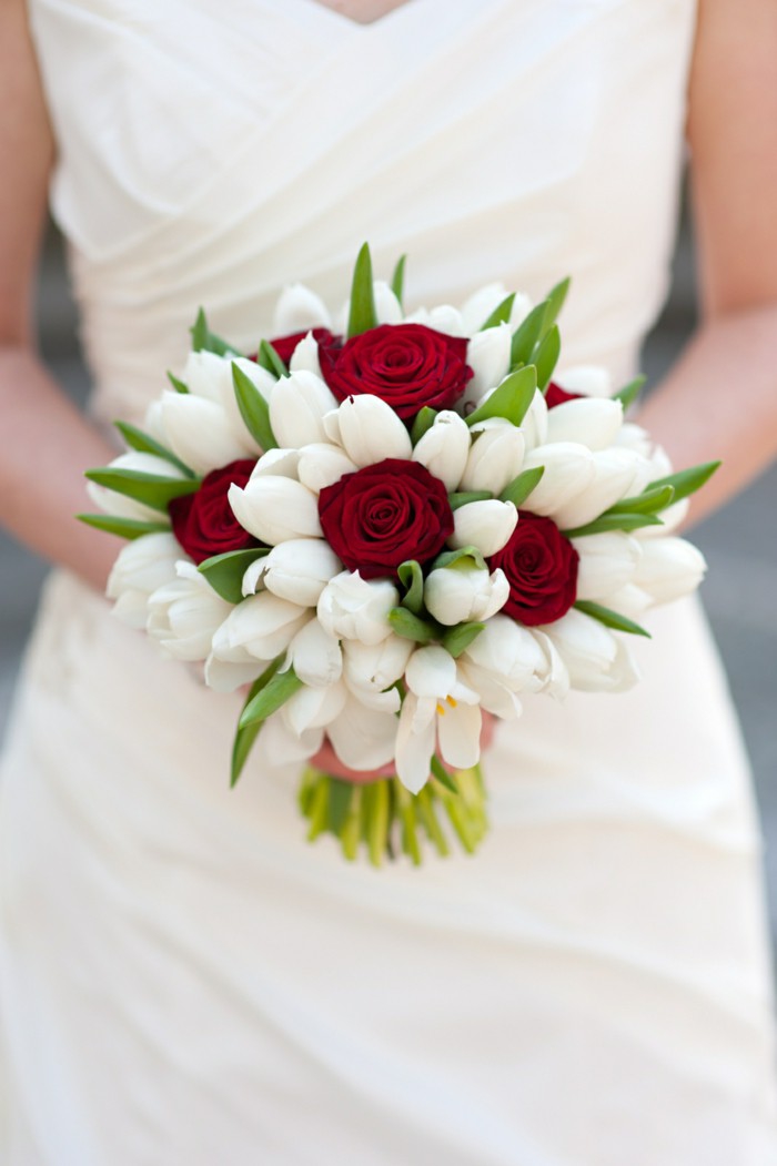 runder Hochzeitsstrauß, Kombination von roten Rosen und weißen Freesien