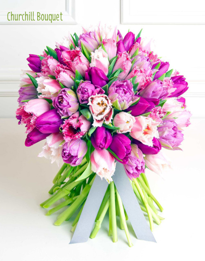 runder Hochzeitsstrauß, lila Tulpen, mit Bändchen dekoriert, Frühlingshochzeit in Lila