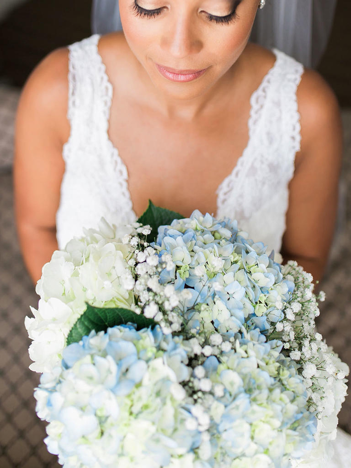 runder Hochzeitsstrauß, weiße und blaue Hortensien, schöne Hochzeitsideen