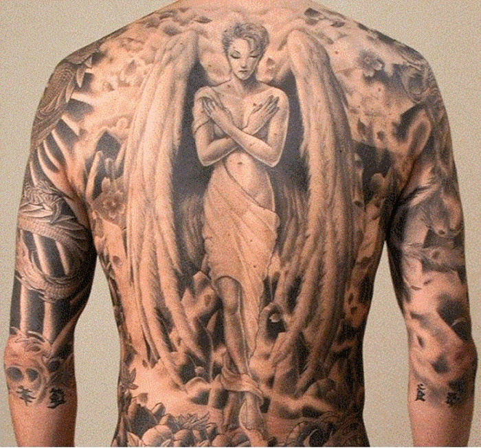 idee für einen schönen engel tattoo, die jedem mann sehr gut gefallen kann - hier ist eine frau mit großen engelsflügeln mit langen, weißen federn 