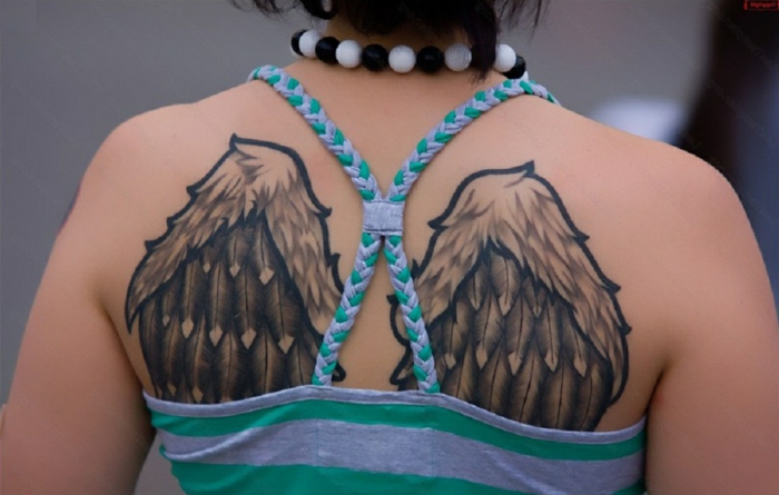 das ist eine idee für einen schönen engelsflügel tattoo - ein tattoo mit schwarzen flügeln für die damen 