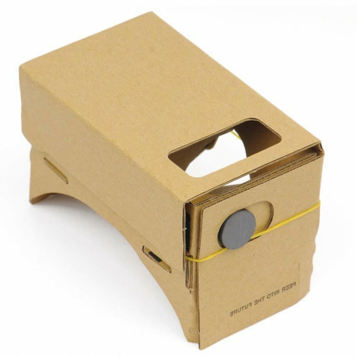 virtuelle realität brille aus pappe mit einem kleinen gelben gummiband 