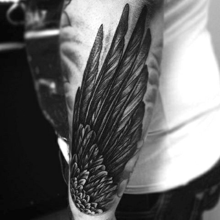 idee für einen ganz tollen engel tattoo für männer - hier zeigen wir ihnen einen engelsflügel mit langen schwarzen federn 