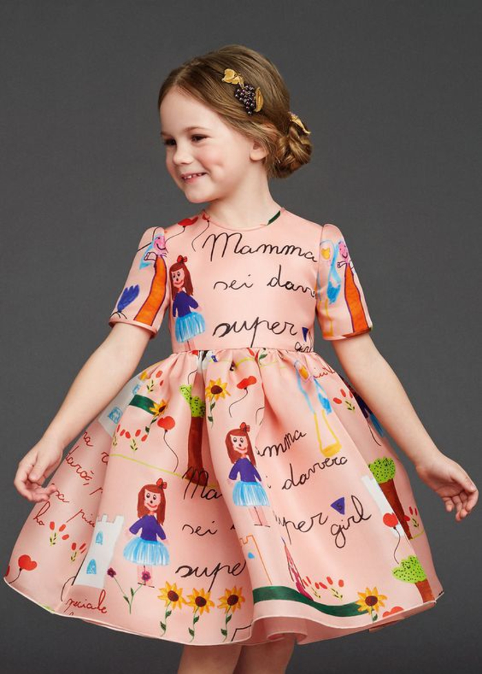 breites Kleid mit Kinderzeichnungen, kurze Ärmel, festliche Mädchenkleidung