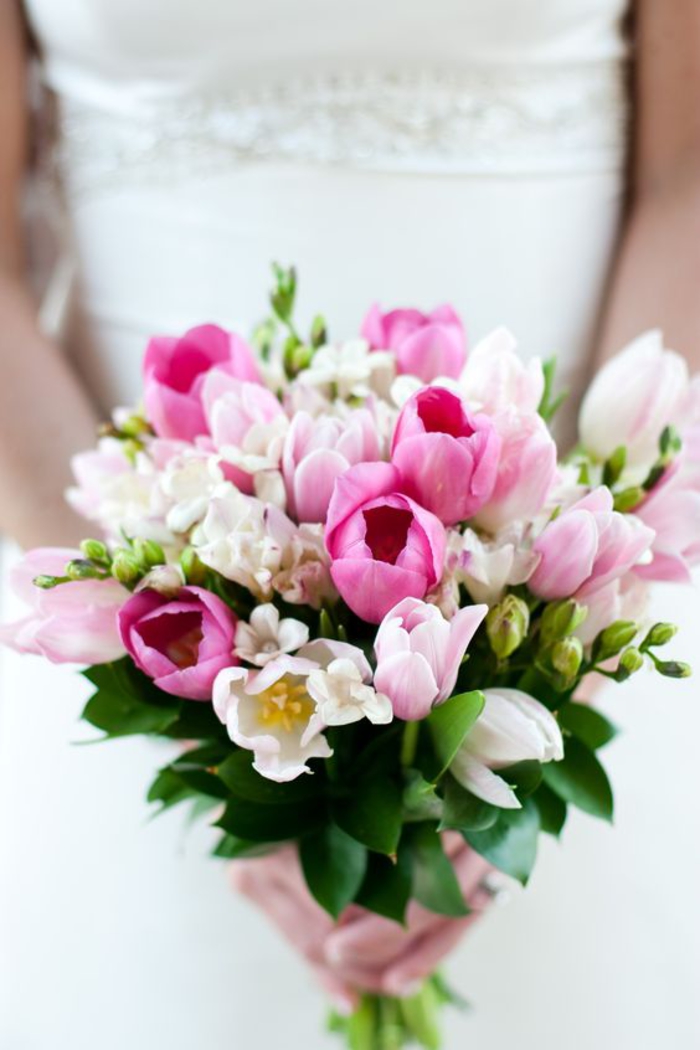 kleiner Hochzeitsstrauß in Weiß und Rosa, Tulpen und Freesien, Ideen für Frühlingshochzeit