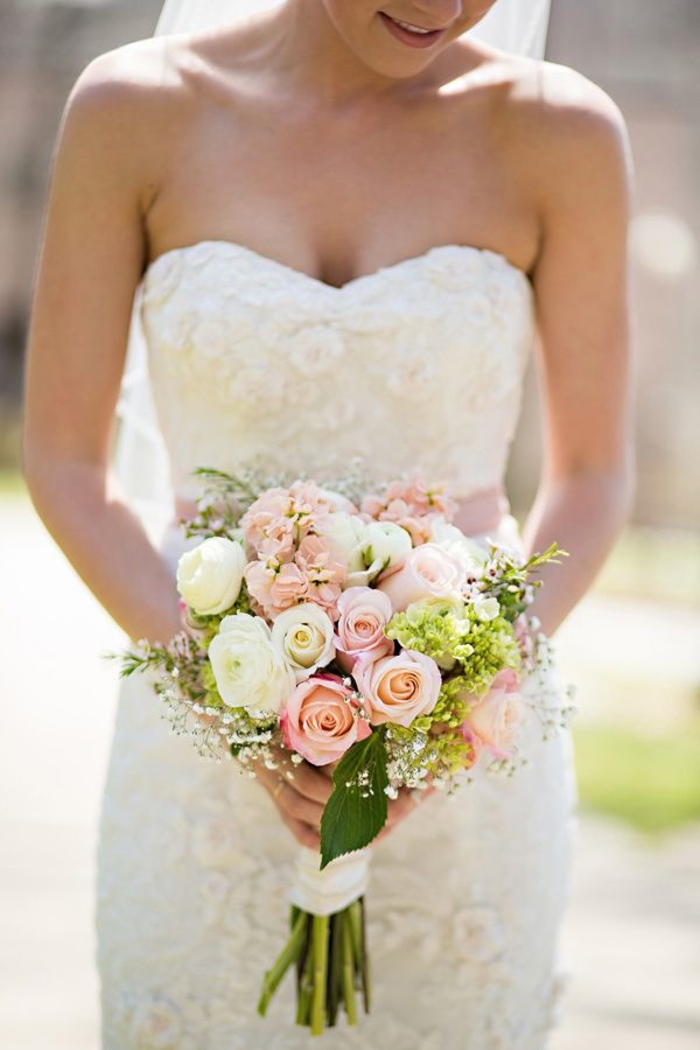 runder Hochzeitsstrauß, weiße und creme Rosen, Ideen für Hochzeit n Pastelltönen