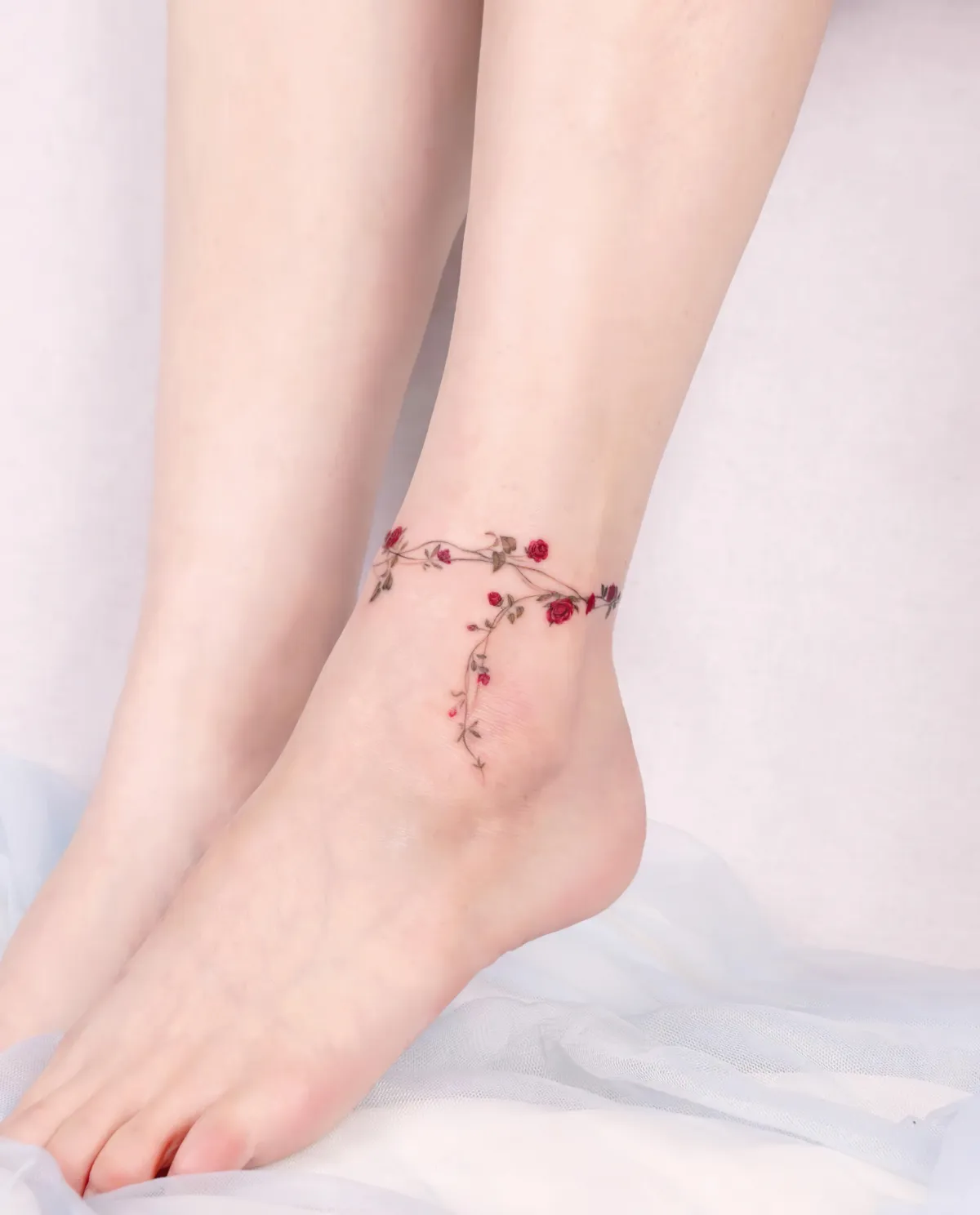 knöchel tattoo zart für frauen winzige rote rosen