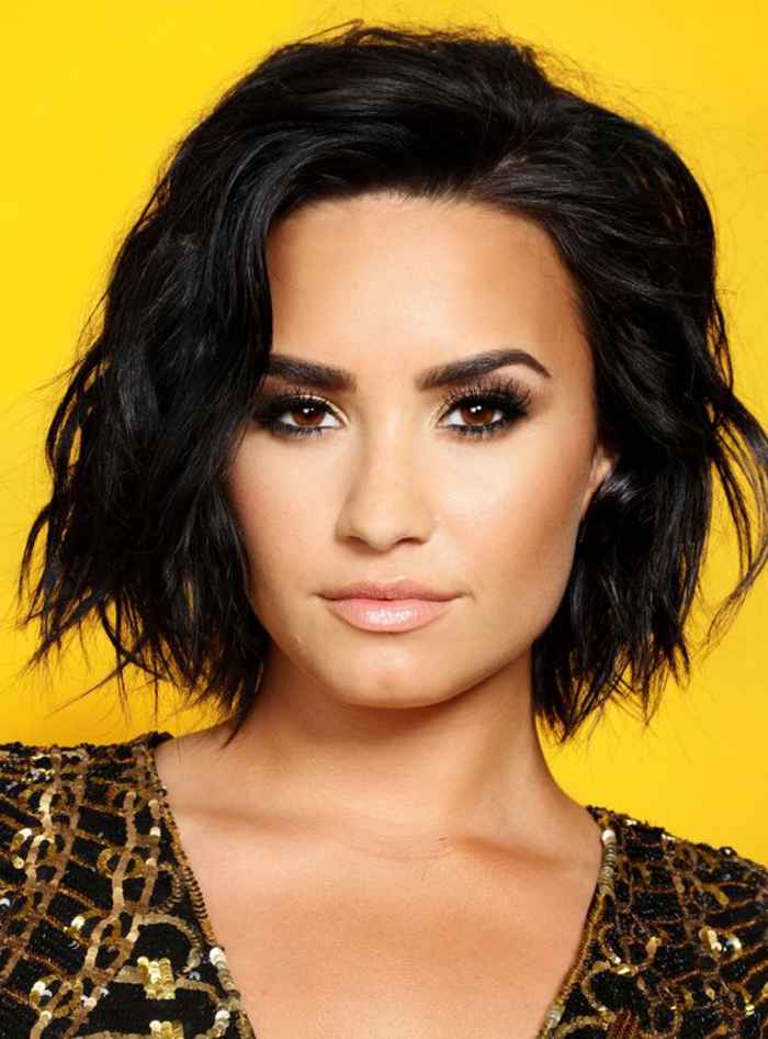 Demi Lovato, kinnlange schwarze Haare, praktische und schöne Frisur für jeden Anlass
