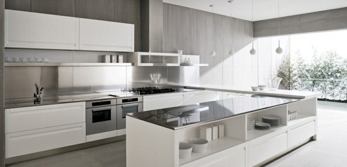 riesige Küche mit U-Form, Wandverkleidung aus Holz in grauer Farbe, Fenster bis zum Boden