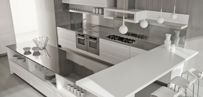 eine moderne designerische Küche mit U-Form, Frühstücksbar mit Regalen für Gläser und Geschirr