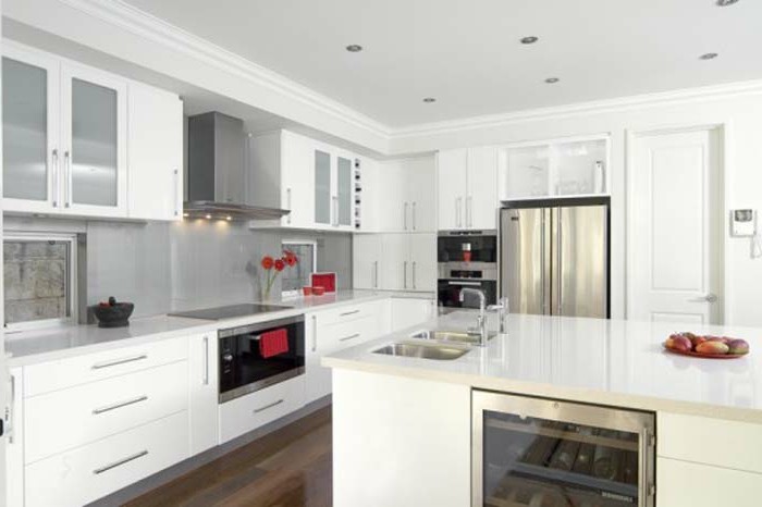 Küche in Weiß und Grau mit roten Akzenten, graue Küchenrückwand, Küchendeko mit Blumen