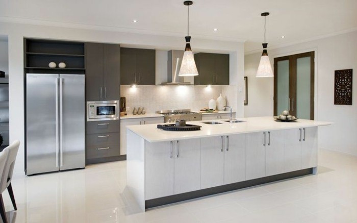 Küchen Ideen mit zwei Farben - Schwarz und Weiß, eingebaute Mikrowelle, schwarzes Wandbild