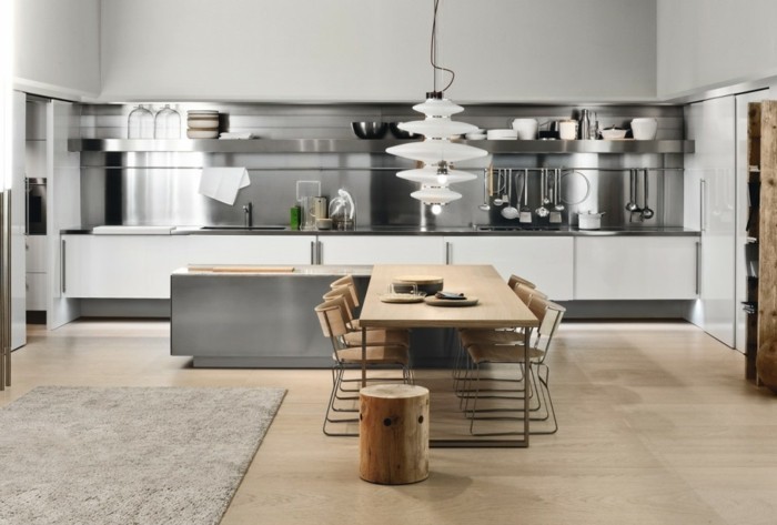 Küchenrückwand aus Metall, Esstisch aus Massivholz, Stamm-Hocker, dekorative Gläser