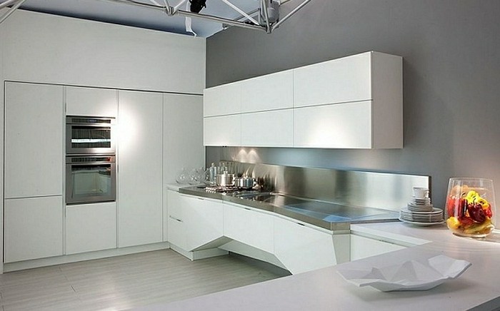 Küche mit einem großen Schrank, hoch bis zur Decke, eingebauter Ofen, modernes Design