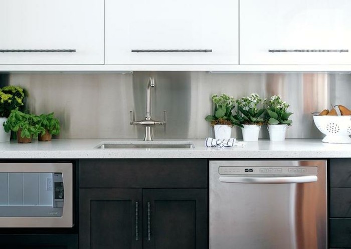 weiße Küchenschränke, schwarze Küchenfronten, graue Spülmaschine, eingebaut, Kräuter in der Küche