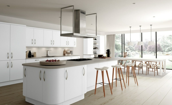 breite Küche mit Frühstücksbar mit drei Hochstühlen, Fenster bis zum Boden, Designer-Geschirr