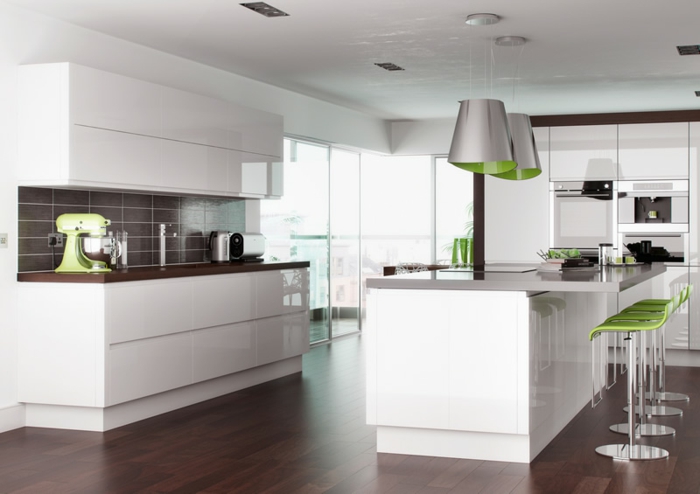 Küchenzeile mit einem Küchenroboter aus grüner Plastik, braune Fliesenrückwand, Designer-Kronleuchter