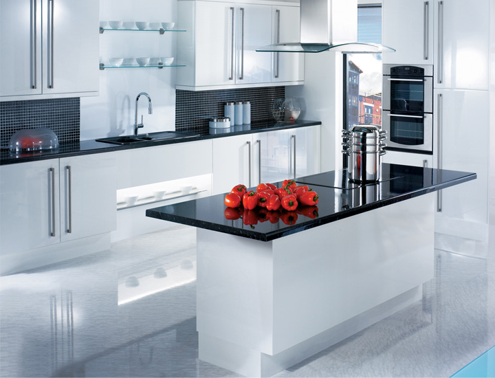 weiße Küche mit glänzendem Boden, eingebauten Glasregalen, Rückwand aus kleinen schwarzen Fliesen