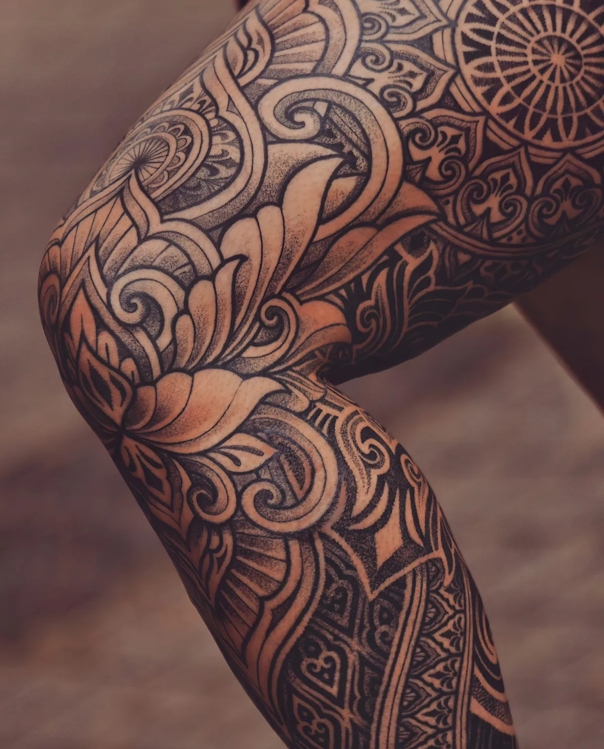 leg sleeve tattoo mann mechanik motive detailliert