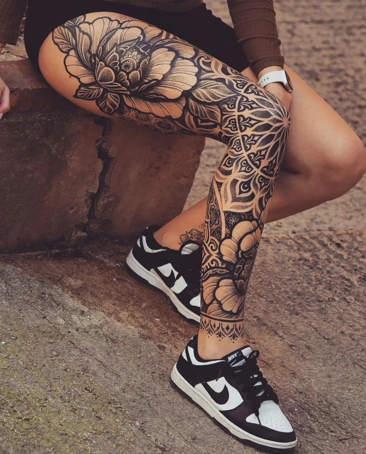 leg sleeve tattoo riesige blume am oberschenkel mandala motiv am knie