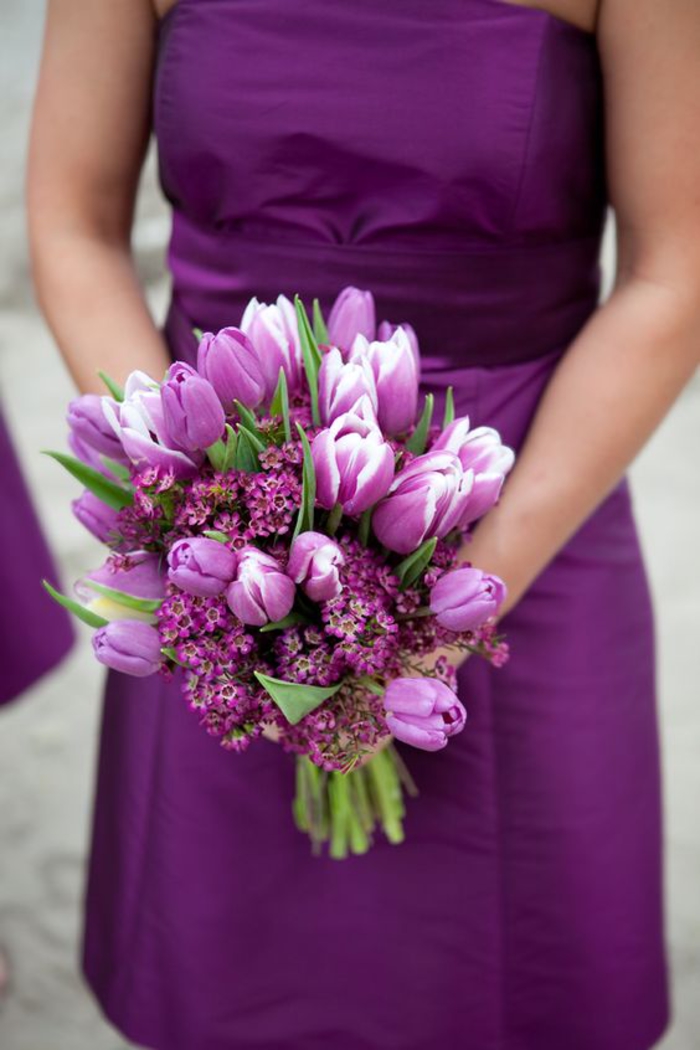 Ideen für Frühlingshochzeit, lila Tulpen, runder Hochzeitsstrauß in Lila