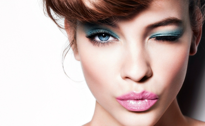 dezentes make up ideen in bunten farben party schminke für jugendliche türkisfarbene lidschatten rosa lippenstift