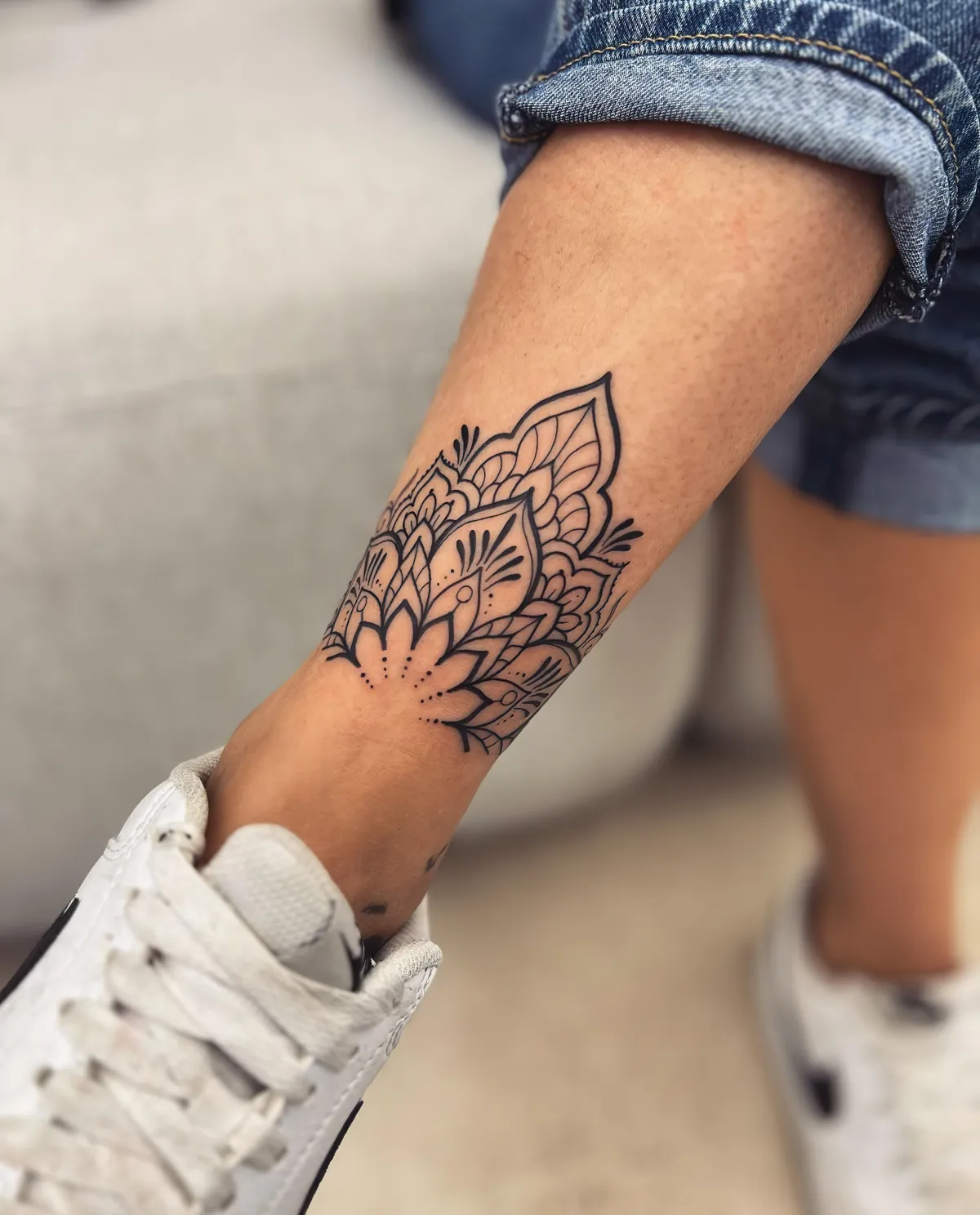mandala tattoo am knöchel detailliertes design für frauen
