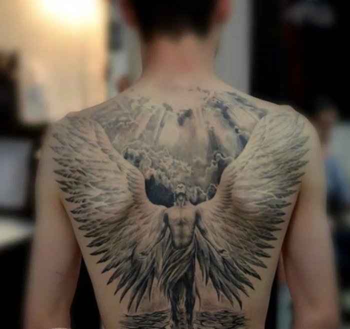 hier finden sie eine tolle idee für einen engel tattoo - hier ist ein großer engel mit großen weißen engelsflügeln 
