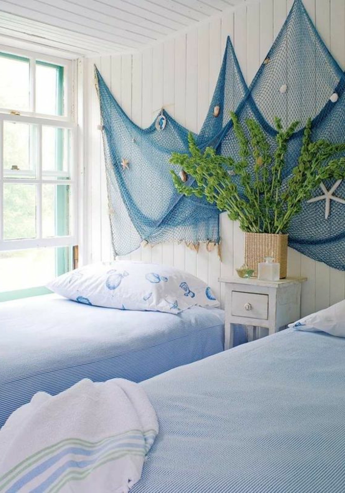 wanddeko maritim blau weiße wände strandhaus schlafzimmer dekorieren