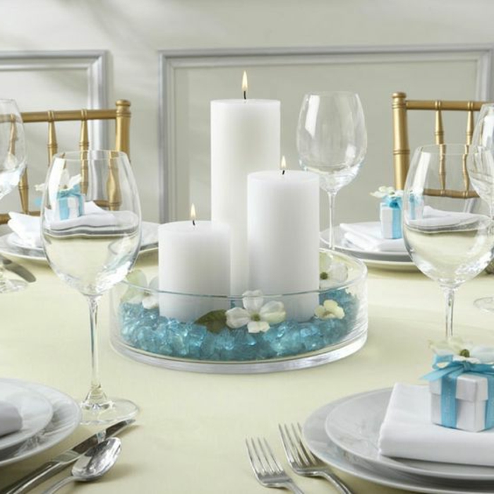 maritime Sommerdeko als Tischdeko weiße Kerzen und Türkis Steinen