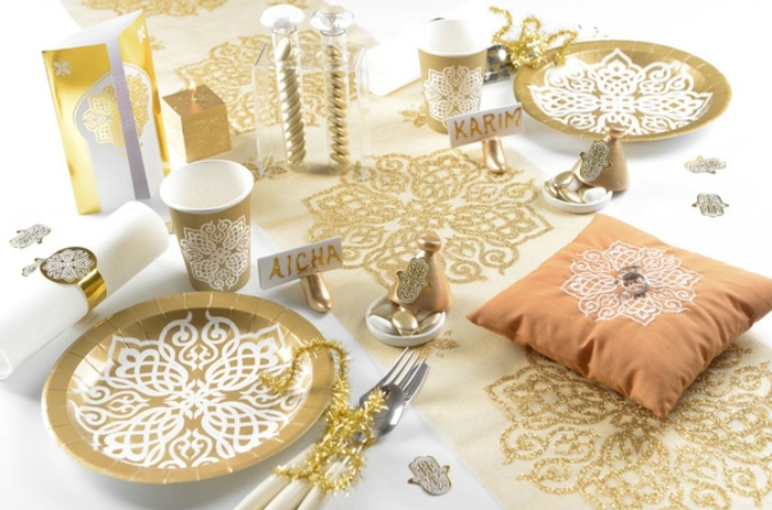 orientalische dekoration für den tisch weiße tischdecke mit goldenen motiven goldene platten teller glas serviette