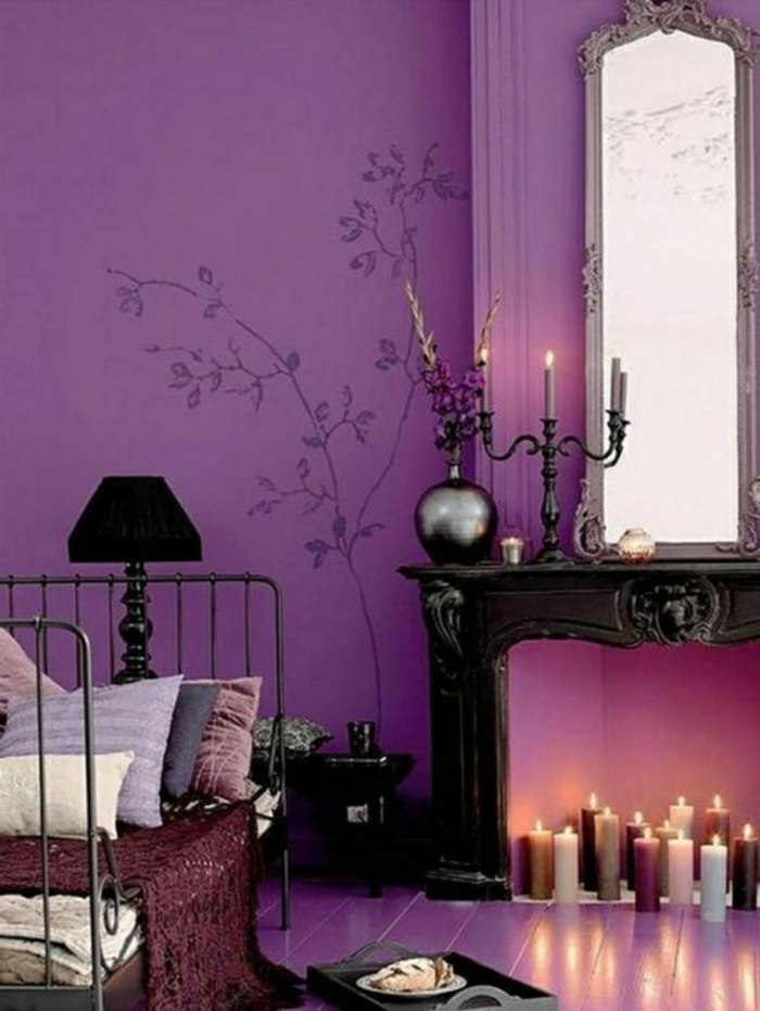 arabische möbel lila gestaltung der wand wandtattoo blumen kerzen bett mit vielen kissen kerzen leuchtend
