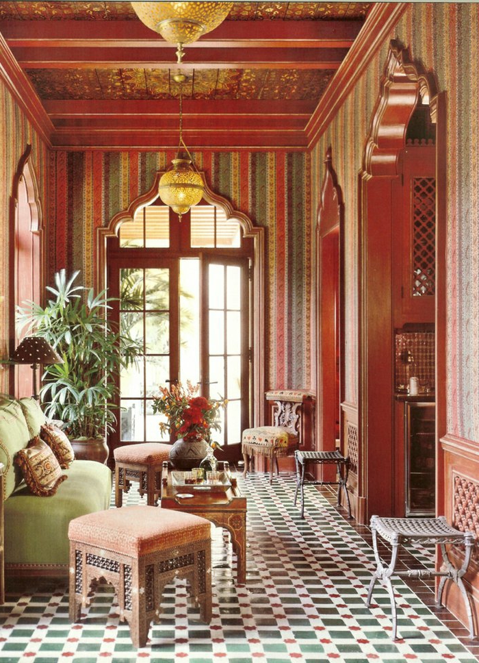 orientalische deko inspirierendes design interieur in grün orange rot bunte fliesen tolle goldene lüster großes fenster